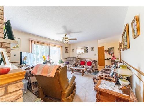 17 Demeyere Avenue, Tillsonburg, ON - Indoor Photo Showing Living Room