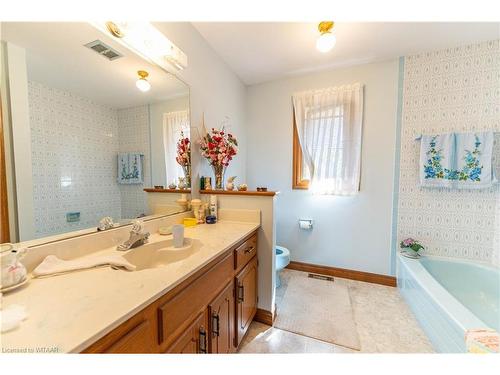 17 Demeyere Avenue, Tillsonburg, ON - Indoor Photo Showing Bathroom