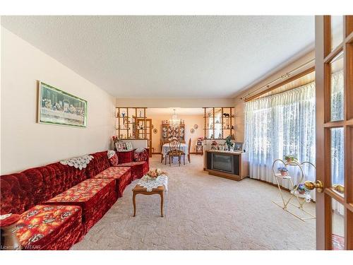 17 Demeyere Avenue, Tillsonburg, ON - Indoor Photo Showing Living Room