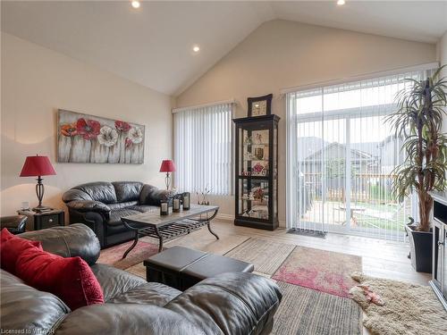 44 Lark Street, Tillsonburg, ON - Indoor Photo Showing Living Room