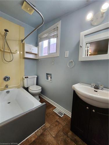 144 Brisbin Street, London, ON - Indoor Photo Showing Bathroom