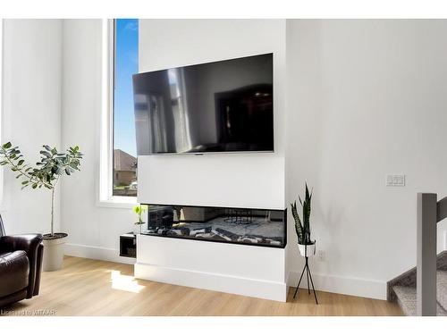 7 Brookside Lane, Tillsonburg, ON - Indoor Photo Showing Living Room