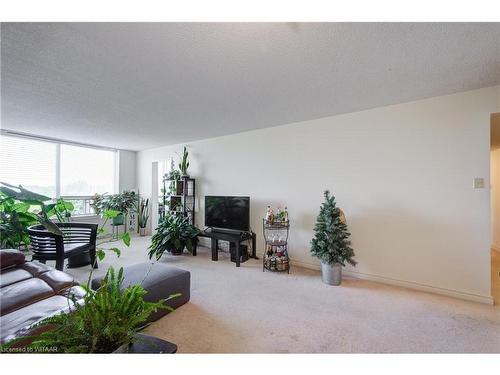 611-1510 Richmond Street, London, ON - Indoor Photo Showing Living Room