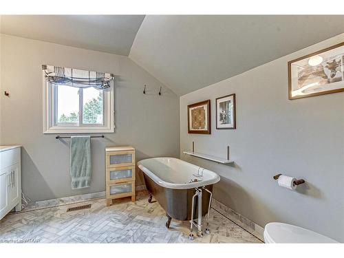 1736 Norfolk County Road 21, Norfolk County, ON - Indoor Photo Showing Bathroom