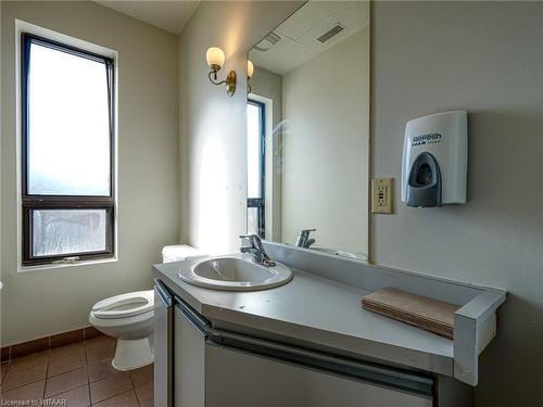 590 Adelaide Street, Woodstock, ON - Indoor Photo Showing Bathroom