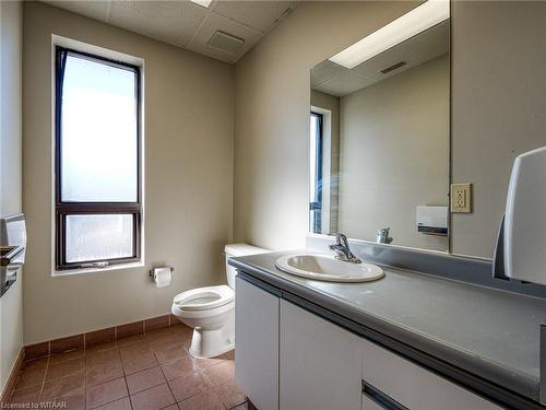 590 Adelaide Street, Woodstock, ON - Indoor Photo Showing Bathroom