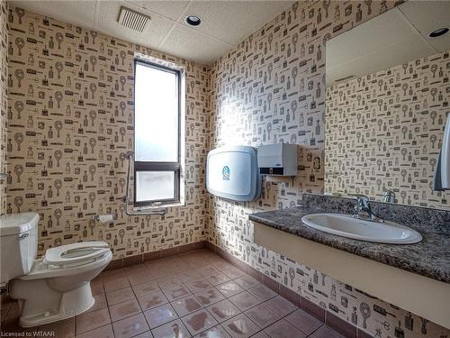 590 Adelaide Street, Woodstock, ON - Indoor Photo Showing Bathroom