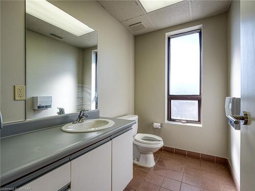 590 Adelaide Street, Woodstock, ON - Indoor Photo Showing Bathroom