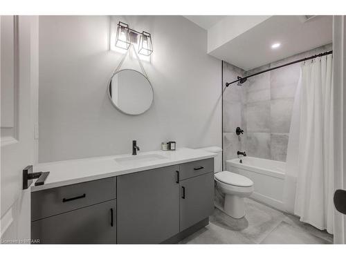 18-297 Whiting Street, Ingersoll, ON - Indoor Photo Showing Bathroom