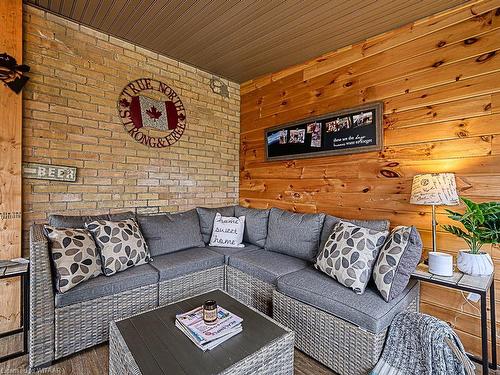 126 King Street E, Ingersoll, ON - Indoor Photo Showing Living Room