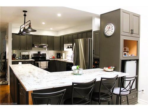 40 Jackson Court, Tillsonburg, ON - Indoor Photo Showing Kitchen With Upgraded Kitchen
