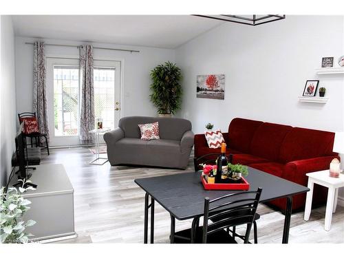 40 Jackson Court, Tillsonburg, ON - Indoor Photo Showing Living Room