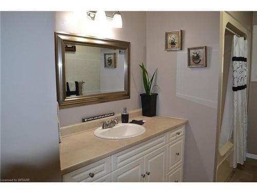 3 Kamps Crescent, Tillsonburg, ON - Indoor Photo Showing Bathroom