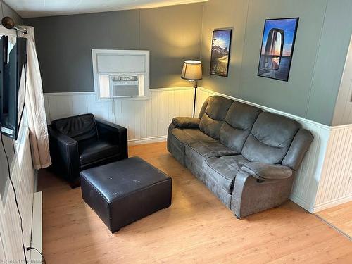 11 Walter Street, Turkey Point, ON - Indoor Photo Showing Living Room