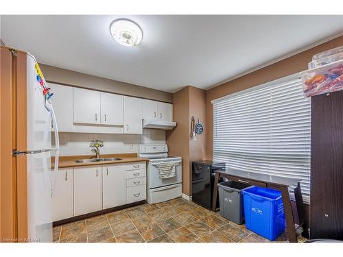 25-409 Thompson Road, London, ON - Indoor Photo Showing Kitchen With Double Sink