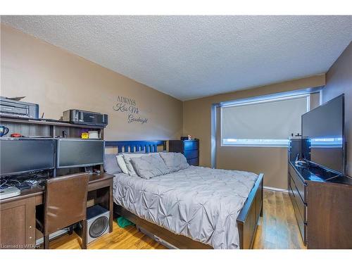 25-409 Thompson Road, London, ON - Indoor Photo Showing Bedroom