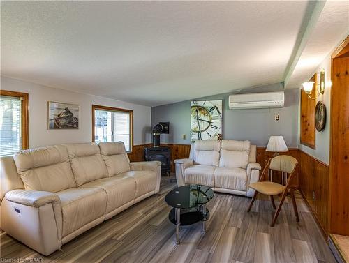 21 Tropicana-596101 Highway 59, East Zorra Tavistock, ON - Indoor Photo Showing Living Room