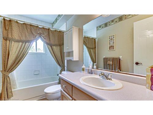 6 Seneca Place, Woodstock, ON - Indoor Photo Showing Bathroom