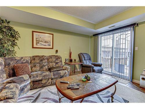 6 Seneca Place, Woodstock, ON - Indoor Photo Showing Living Room