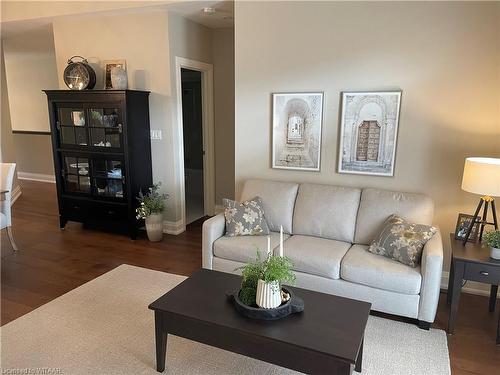 202-5 Wood Haven Drive, Tillsonburg, ON - Indoor Photo Showing Living Room