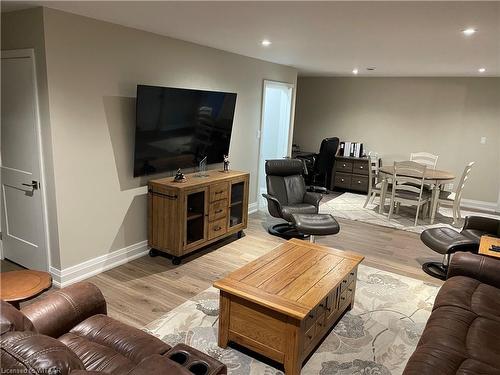 202-5 Wood Haven Drive, Tillsonburg, ON - Indoor Photo Showing Living Room