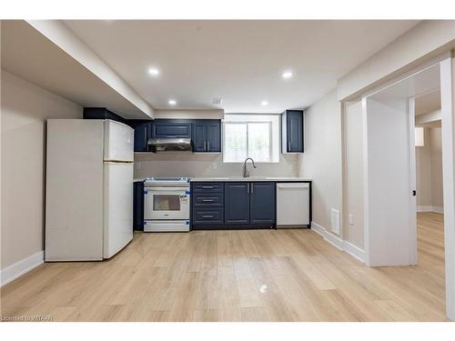 2-158 Laurel Street, Cambridge, ON - Indoor Photo Showing Kitchen