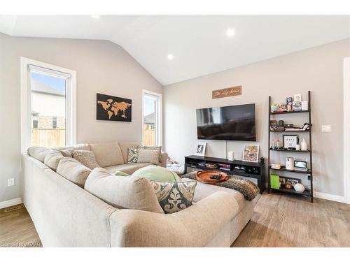 148 Denrich Avenue, Tillsonburg, ON - Indoor Photo Showing Living Room