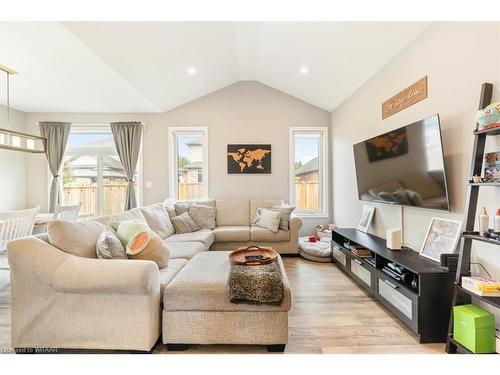 148 Denrich Avenue, Tillsonburg, ON - Indoor Photo Showing Living Room