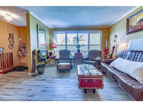 148 East Park Drive, Woodstock, ON - Indoor Photo Showing Living Room