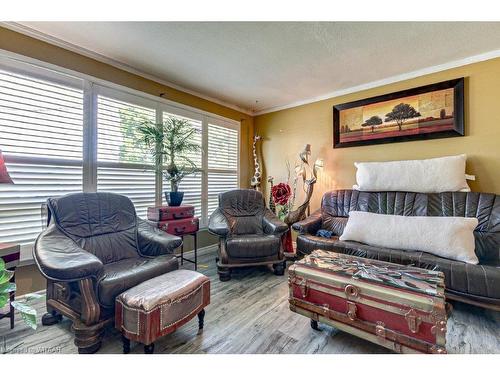 148 East Park Drive, Woodstock, ON - Indoor Photo Showing Living Room