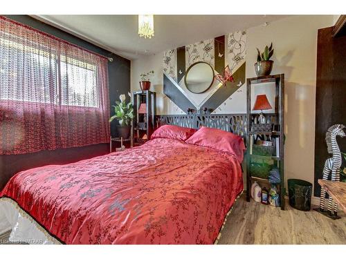 148 East Park Drive, Woodstock, ON - Indoor Photo Showing Bedroom