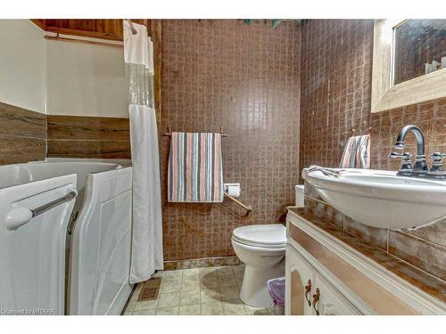 148 East Park Drive, Woodstock, ON - Indoor Photo Showing Bathroom