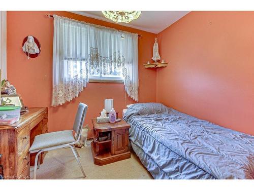 148 East Park Drive, Woodstock, ON - Indoor Photo Showing Bedroom