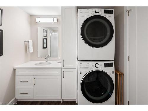 14-3202 Vivian Line, Stratford, ON - Indoor Photo Showing Laundry Room