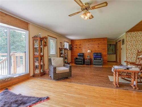 889 Norfolk County Rd 28, Norfolk County, ON - Indoor Photo Showing Living Room