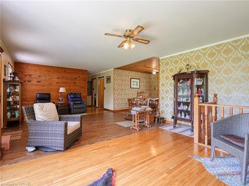 889 Norfolk County Rd 28, Norfolk County, ON - Indoor Photo Showing Living Room