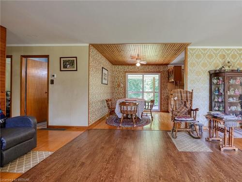 889 Norfolk County Rd 28, Norfolk County, ON - Indoor Photo Showing Living Room