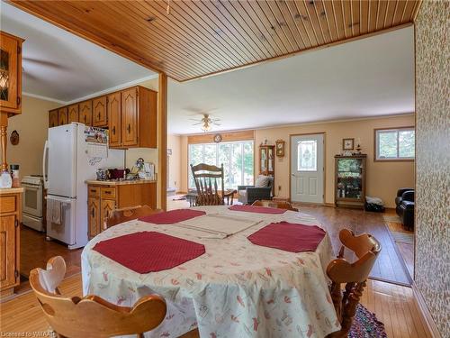 889 Norfolk County Rd 28, Norfolk County, ON - Indoor Photo Showing Living Room