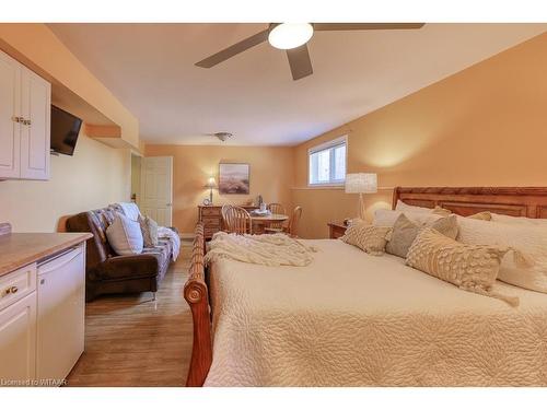 6325 Dundas Street, Thames Centre, ON - Indoor Photo Showing Bedroom