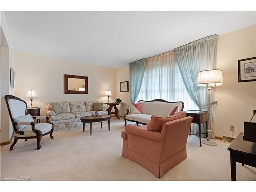 7 Cardinal Court, Tillsonburg, ON - Indoor Photo Showing Living Room