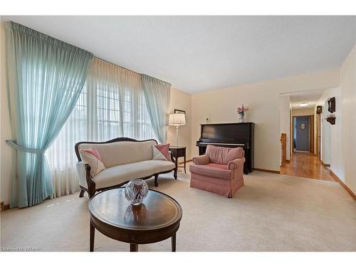 7 Cardinal Court, Tillsonburg, ON - Indoor Photo Showing Living Room