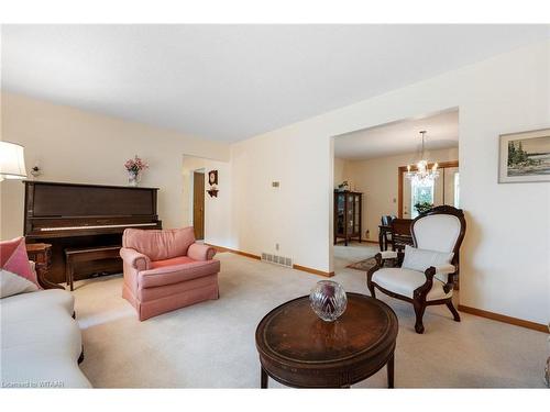 7 Cardinal Court, Tillsonburg, ON - Indoor Photo Showing Living Room