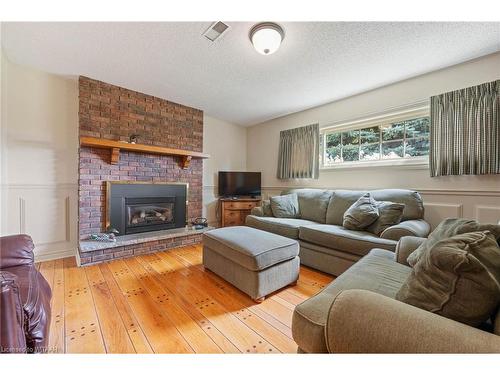 7 Cardinal Court, Tillsonburg, ON - Indoor Photo Showing Living Room With Fireplace