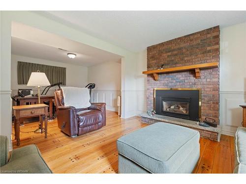 7 Cardinal Court, Tillsonburg, ON - Indoor Photo Showing Living Room With Fireplace