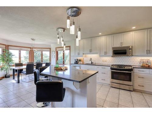 6325 Dundas Street, Thames Centre, ON - Indoor Photo Showing Kitchen With Upgraded Kitchen