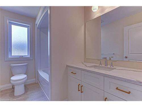 240 Fifth Avenue, Woodstock, ON - Indoor Photo Showing Bathroom