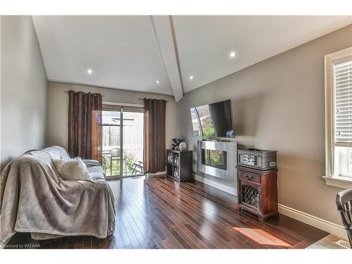 1-175 Ingersoll Street, Ingersoll, ON - Indoor Photo Showing Living Room