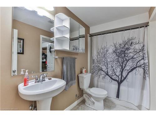 1-175 Ingersoll Street, Ingersoll, ON - Indoor Photo Showing Bathroom