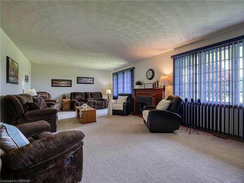 916 Norfolk County Road 28, Norfolk County, ON - Indoor Photo Showing Living Room