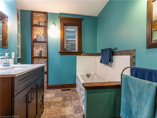 31 Bay Street, Woodstock, ON - Indoor Photo Showing Bathroom